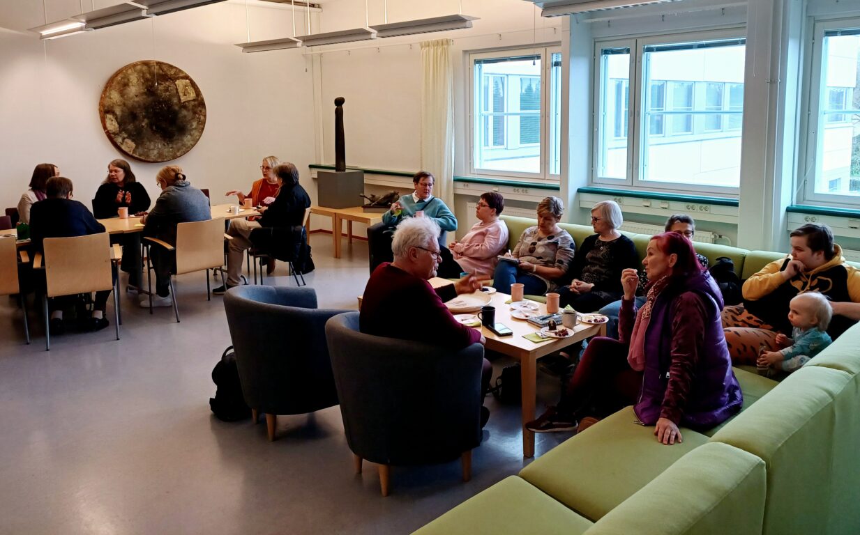 Kulttuuriluotsit tapaamassa toisiaan ja juttelemassa kulttuuirtoimistolla.