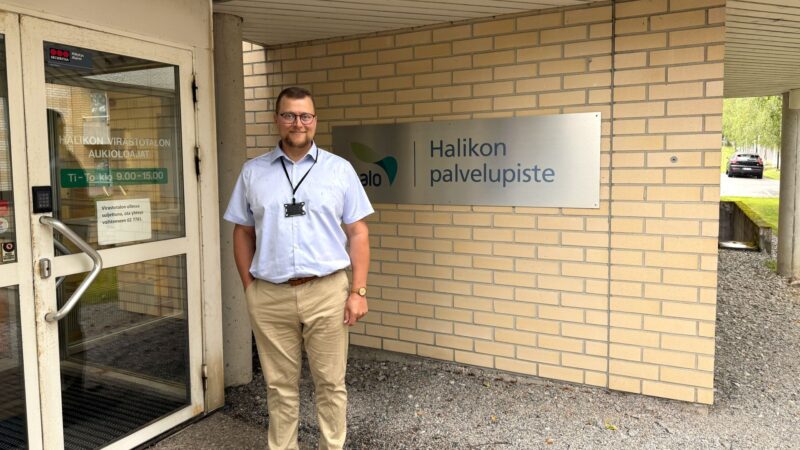 Rakennus- ja ympäristövalvonnan johtaja Janne Ranki seisomassa Halikon virastotalon pääsisäänkäynnin edessä.