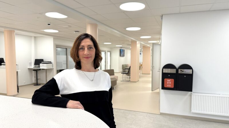 Salon kaupungin vastaava kotoutumisohjaaja työllisyyspalveluiden Torikadun päätoimipisteen infopisteellä.