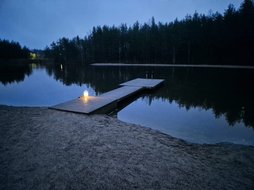 Märyn uimalassa laiturilla kynttilä hämärässä valossa