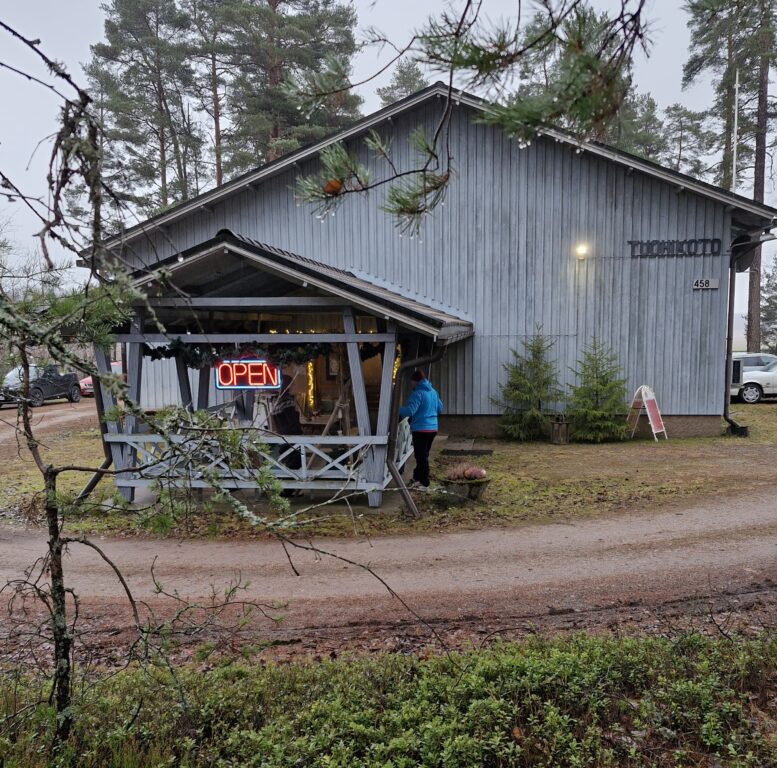 Tuohitun kylätalo Tuohikoto, vaaleansininen rakennus, jossa Open-kyltti oven edessä