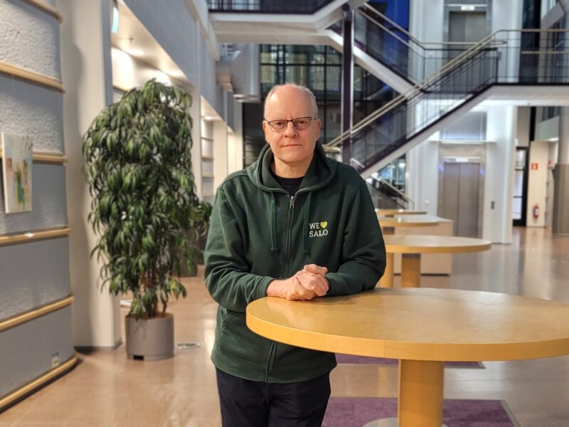 Elinvoimajohtaja Mika Mannervesi seisomassa Salo IoT Campuksen aulassa. 