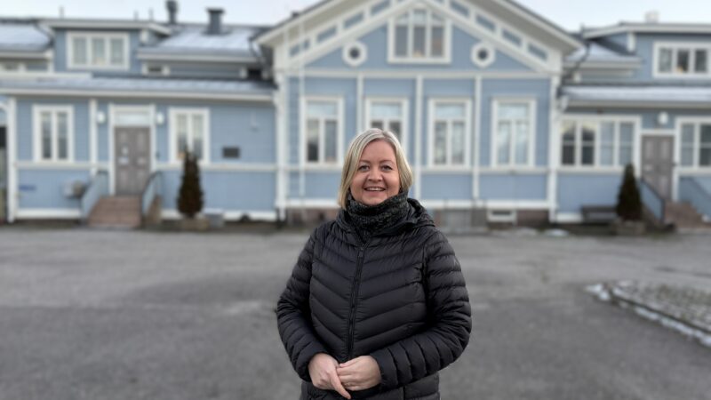 Asuntomessut Salossa projektipäällikkö Mervi Lehto seisomassa Salon kaupungin entisen rahatoimiston edessä.