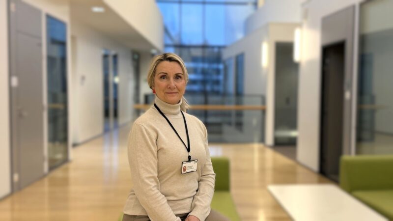 Salon kaupungin kansainvälisten asioiden erityisasiantuntija Terhikki Lehtonen kuvattuna Salon kaupungintalon yläaulassa.