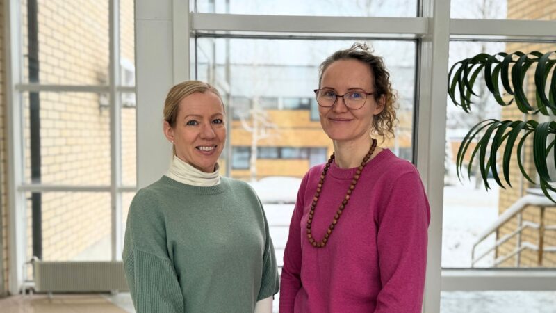 Ympäristöterveydenhuollon asiantuntijat Noora Hinkka (vas.) ja Nina Rostiala.