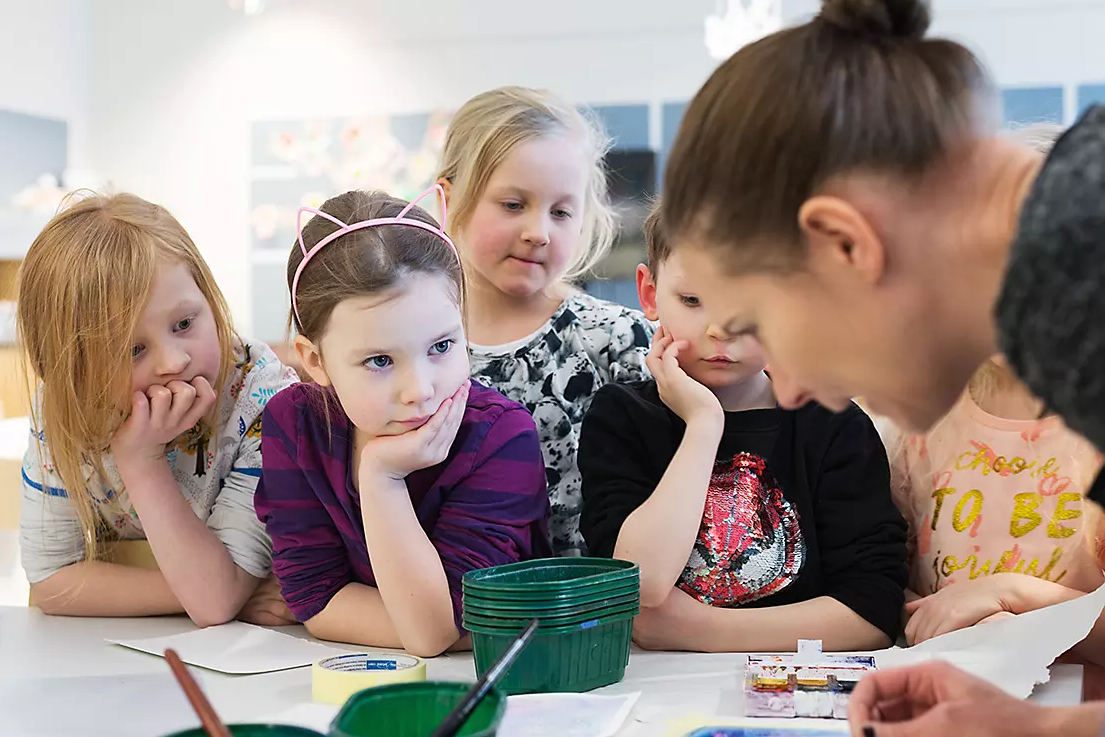 lapset seuraavat taideopettajaa