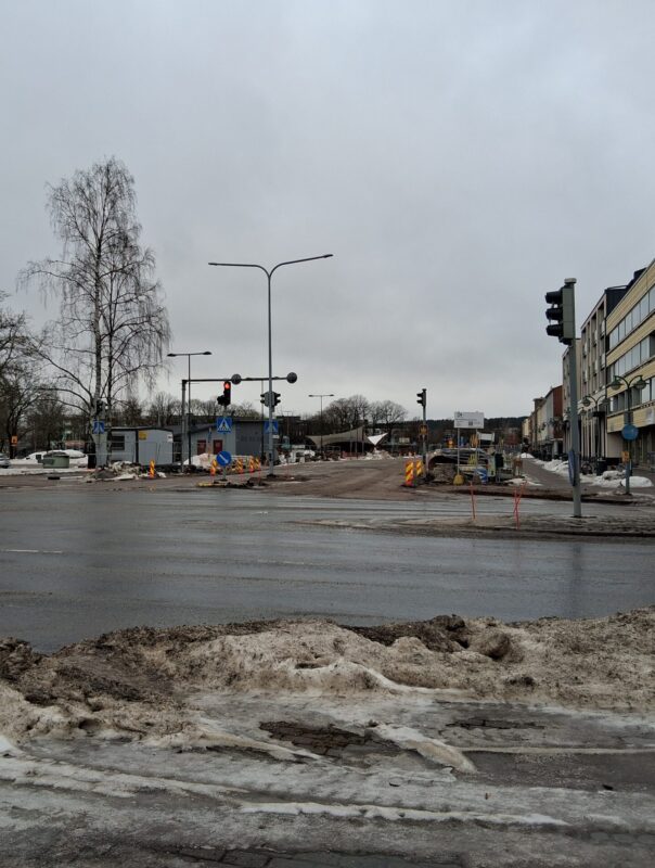 Horninkadun ja Raatihuoneenkadun risteys 2.3.2026.