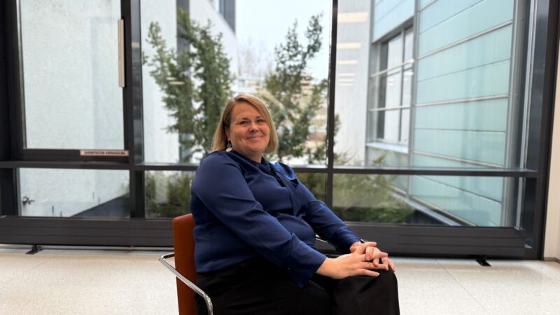 Salon kaupungin yhteyspäällikkö Saija Karnisto-Toivonen istumassa Salon kaupungintalon ala-aulassa. 