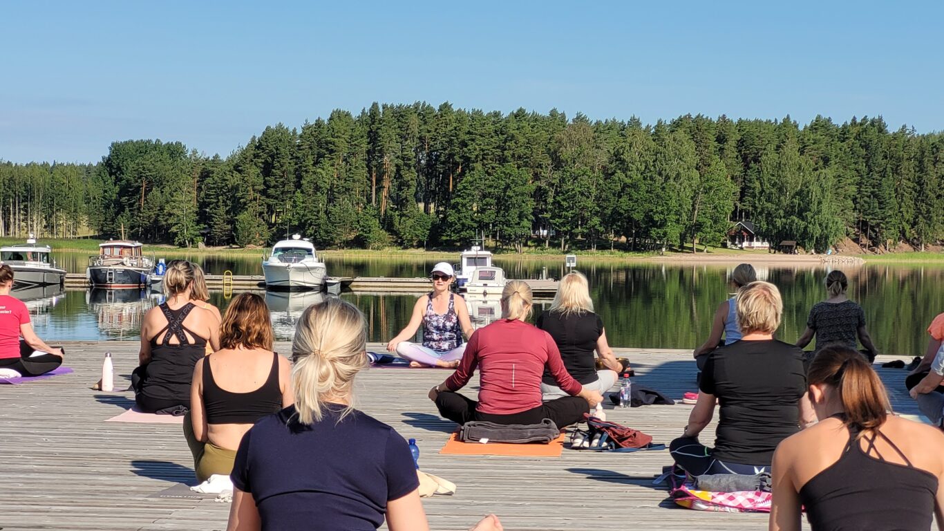 Juhannuksen aamuinen Laiturijooga Mathildan Marinassa