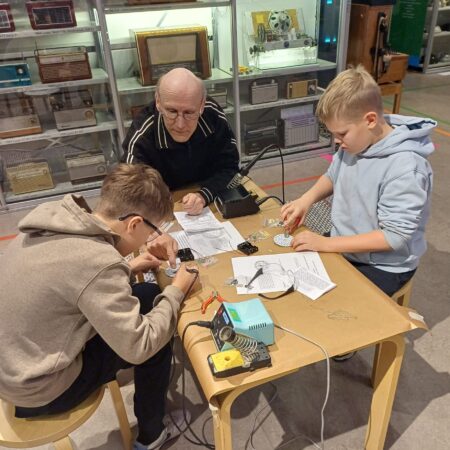 Kesäkuun elektroniikkatyöpajat elektroniikkamuseolla
